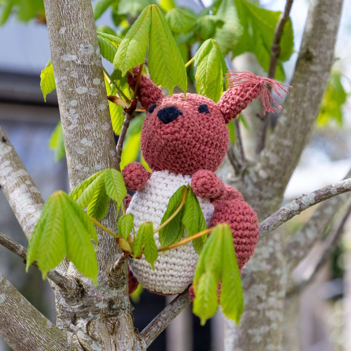 Hoooked - DIY Kit Amigurumi Suzy the Squirrel